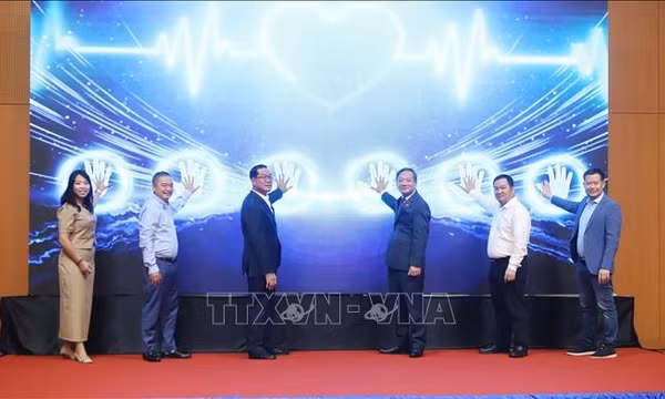 Việt Nam chuyển giao kỹ thuật điện quang can thiệp cho Lào