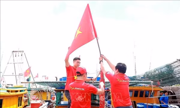 Trao cờ Tổ quốc cho ngư dân vươn khơi, bám biển