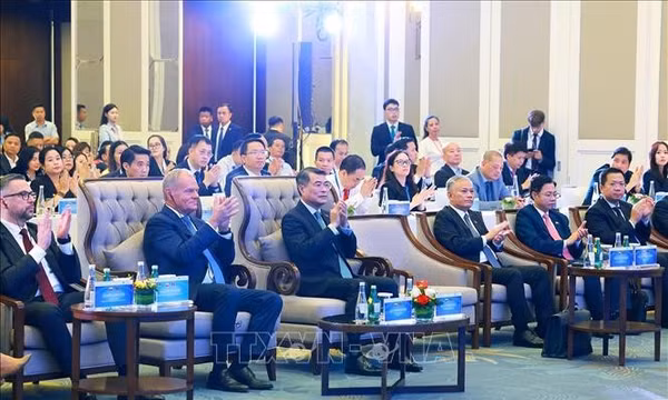 Thủ tướng Lê Minh Hưng và Thủ tướng Donald Tusk dự Hội nghị bàn tròn doanh nghiệp Việt Nam - Ba Lan