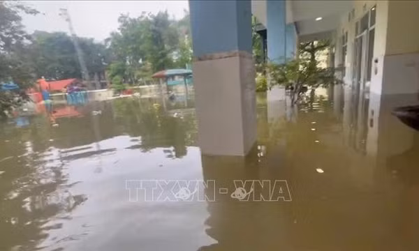 Trường học ngoại thành Hà Nội vẫn bị ngập sâu do mưa lớn