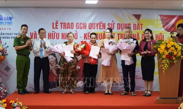 Trao sổ hồng nhà ở xã hội cho 100 hộ dân phường Phước Tân