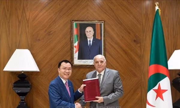 Đại sứ Vũ Duy Long trình Thư ủy nhiệm lên Tổng thống Algeria