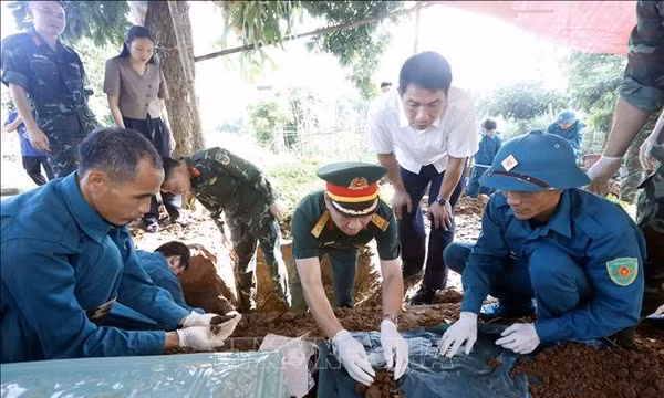 Khai quật, cất bốc hài cốt liệt sĩ ở Sơn La từ nguồn tin nhân dân