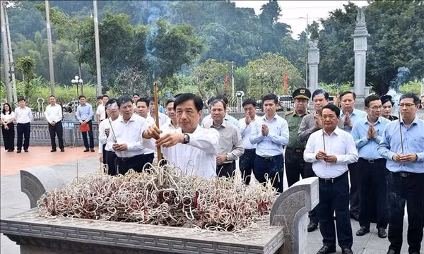 Trưởng Ban Tổ chức Trung ương Nguyễn Duy Ngọc dâng hương tại Tân Trào