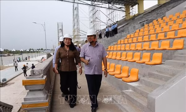 Khảo sát tiến độ Kè chống sạt lở bờ sông Láng Thé kết hợp khán đài đua Ghe Ngo