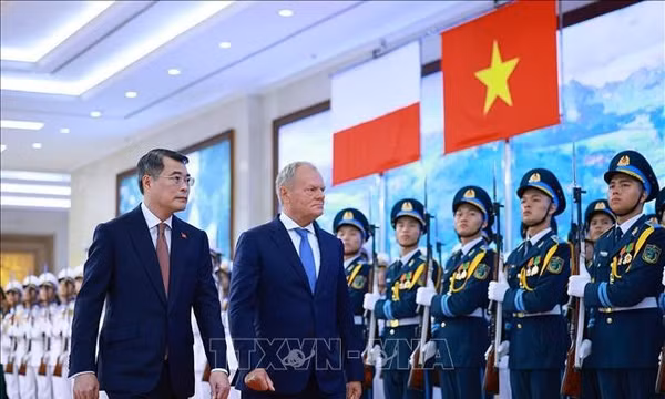 Thủ tướng Lê Minh Hưng chủ trì lễ đón chính thức Thủ tướng Ba Lan