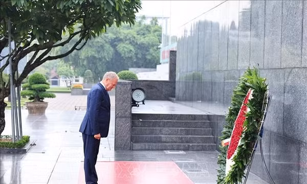 Thủ tướng Ba Lan Donald Tusk viếng Chủ tịch Hồ Chí Minh