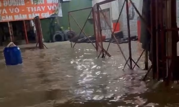 TP Hồ Chí Minh đối mặt ngập sâu do nước dâng nhanh đêm 6/10