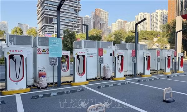 Phát triển hệ thống sạc không dây hiệu suất cao cho xe năng lượng mới