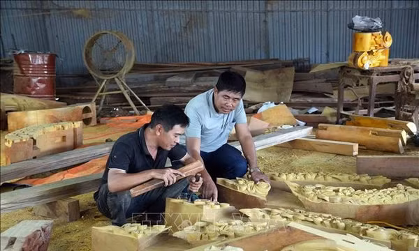 Người 'giữ hồn' nhà gỗ truyền thống
