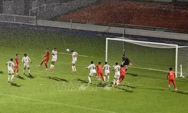 ASIAD 2026: Cổ động viên Việt Nam đội mưa cổ vũ tuyển bóng đá