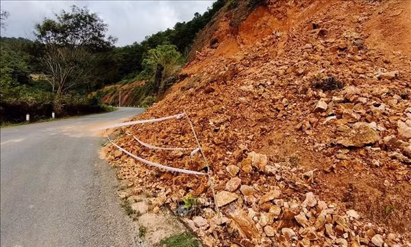 Lâm Đồng: Phân luồng, cấm đường qua điểm sụt lún trên Quốc lộ 28