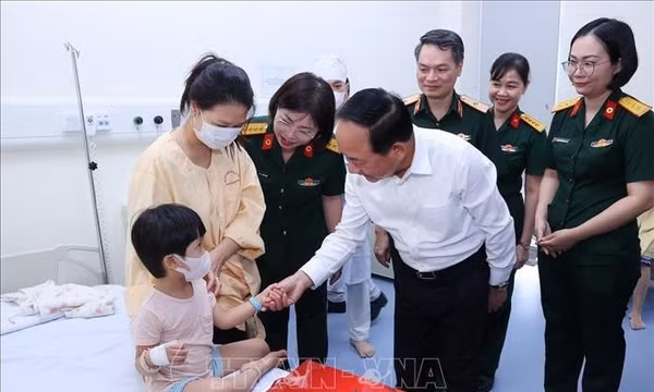 Trưởng Ban Tuyên giáo Trung ương thăm, động viên các bệnh nhi nhân dịp Tết Trung thu