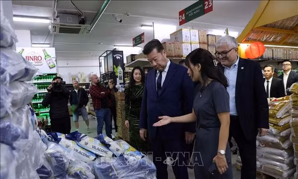 Chủ tịch Hạ viện CH Séc 'thị sát' đời sống cộng đồng người Việt tại TTTM Sapa