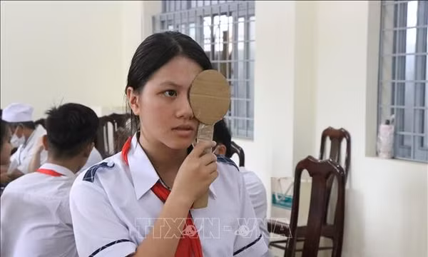 Chăm sóc sức khỏe học đường từ việc khám định kỳ miễn phí
