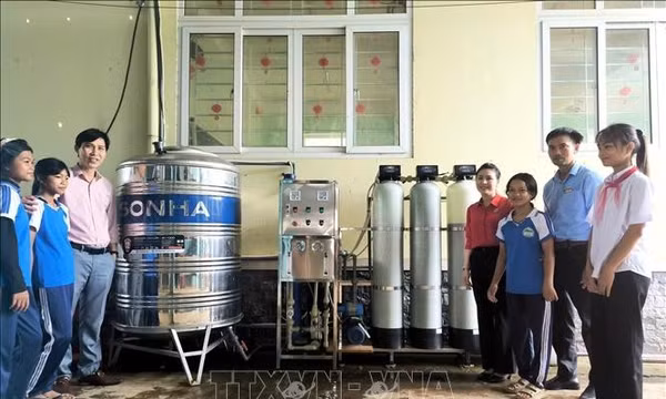 Kết nối nguồn lực mang nước sạch đến với học sinh vùng khó