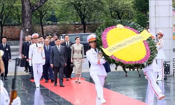 Nhà vua và Hoàng hậu Thái Lan đặt vòng hoa tưởng niệm các Anh hùng liệt sĩ