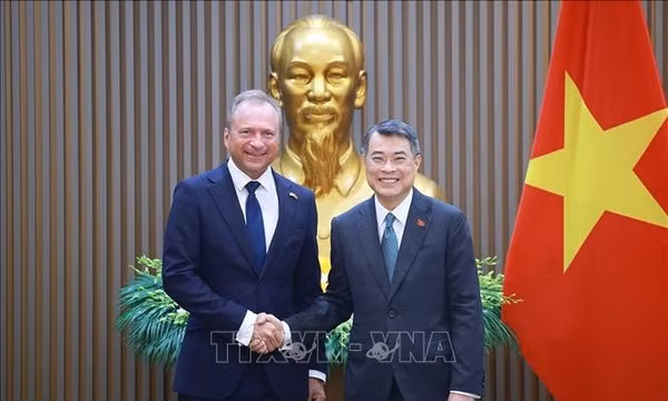 Thủ tướng Lê Minh Hưng tiếp Bộ trưởng Tài chính Luxembourg