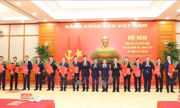 Công bố Quyết định của Bộ Chính trị, Ban Bí thư về công tác cán bộ