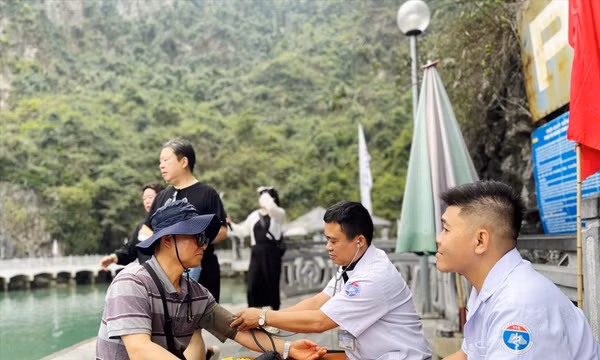 Củng cố y tế cơ sở, lấy sức khỏe nhân dân làm thước đo