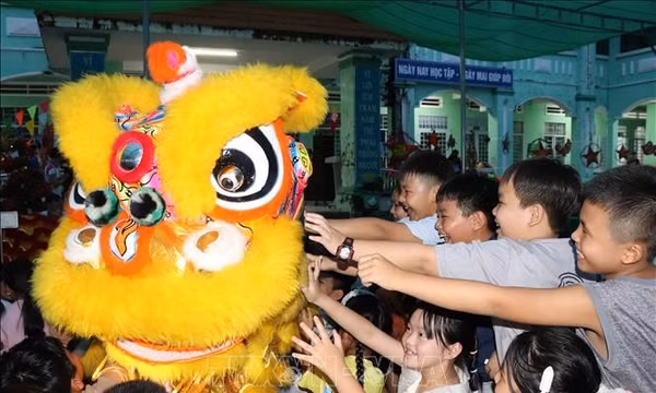Trung thu sẻ chia, thắp sáng niềm vui trẻ thơ
