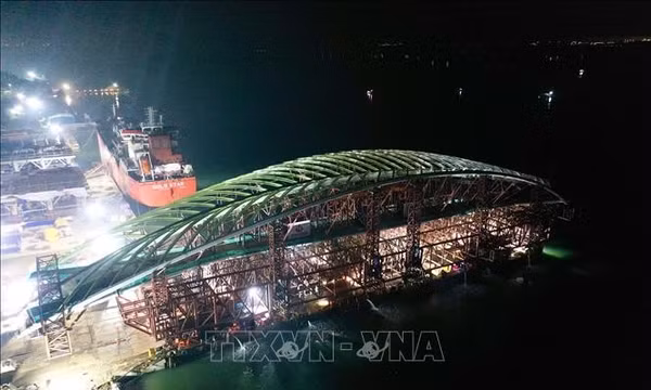 Hạ thủy thành công tổ hợp nhịp chính cầu đi bộ qua sông Sài Gòn 