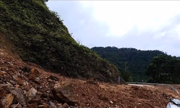Khắc phục sạt lở đất đá trên các tuyến đường sau mưa lớn