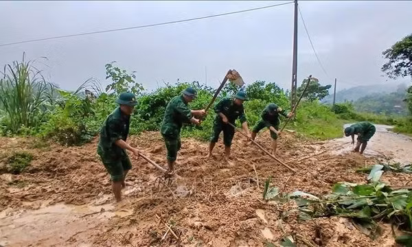 Huy động lực lượng xử lý các điểm sạt lở, khơi thông tuyến đường