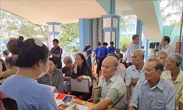  Chăm sóc sức khỏe, an sinh xã hội cho người cao tuổi