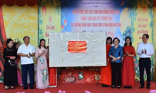 Phó Thủ tướng Phạm Thị Thanh Trà vui Trung thu cùng thiếu nhi Tuyên Quang