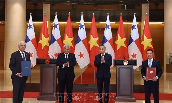 Tổng Bí thư, Chủ tịch nước Tô Lâm và Tổng thống Panama chứng kiến Lễ trao các văn kiện hợp tác