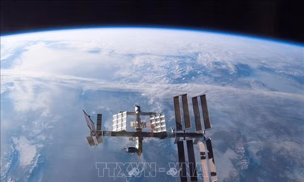 Trạm Vũ trụ quốc tế (ISS) nhìn từ Tàu không gian Atlantis của Mỹ. Ảnh tư liệu: AFP/TTXVN (Ảnh không cho phép bên thứ ba khai thác, chia sẻ lại).