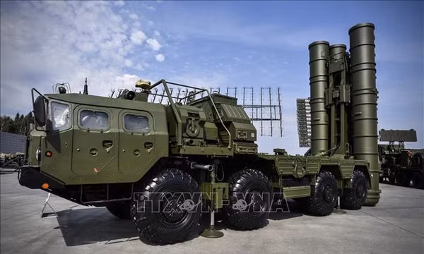 Hệ thống tên lửa S-400 của Liên bang Nga được trưng bày tại Diễn đàn kỹ thuật quân sự quốc tế ở ngoại ô thủ đô Moskva năm 2017. Ảnh: AFP/TTXVN (Không được khai thác, chia sẻ bởi bên thứ ba)