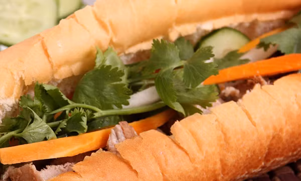 Hàng chục người nghi ngộ độc thực phẩm sau khi ăn bánh mì