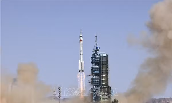 Tên lửa Trường Chinh-2F mang theo tàu vũ trụ Thần Châu-14 rời bệ phóng tại Trung tâm Phóng vệ tinh Tửu Tuyền, Tây Bắc Trung Quốc, ngày 5/6/2022. Ảnh tư liệu: THX/TTXVN
