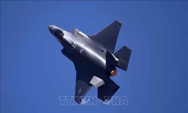 Máy bay chiến đấu F-35 của Mỹ trình diễn tại Triển lãm hàng không Aero India ở Bengaluru, Ấn Độ ngày 14/2/2023. Ảnh: THX/TTXVN