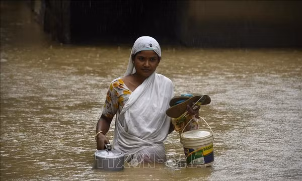 Mưa lớn gây lũ lụt nghiêm trọng ở Ấn Độ và Nepal