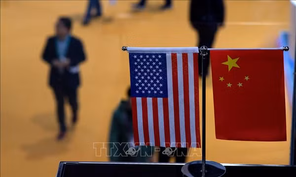 Quốc kỳ của Mỹ và Trung Quốc. Ảnh minh họa: AFP/TTXVN (Không được phép chia sẻ, sử dụng bởi bên thứ ba)