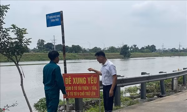 Lực lượng chức năng hỗ trợ người dân ứng phó mưa lũ, ngập úng