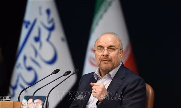 Chủ tịch Quốc hội Iran Mohammad Baqer Ghalibaf trả lời phỏng vấn báo chí tại thủ đô Tehran. Ảnh tư liệu: THX/TTXVN