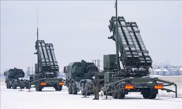 Hệ thống phòng không Patriot tại sân bay Warsaw Babice, Ba Lan. Ảnh tư liệu: AFP/TTXVN (Không được phép sử dụng, chia sẻ bởi bên thứ ba)