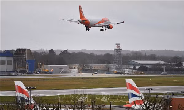 Máy bay chuẩn bị hạ cánh xuống sân bay Gatwick, London. Ảnh minh họa: AFP/TTXVN (Không được phép chia sẻ và sử dụng bới bên thứ ba)