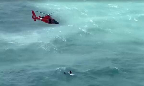 Giải cứu người lênh đênh trên biển cách bờ 48 km sau siêu bão Milton 