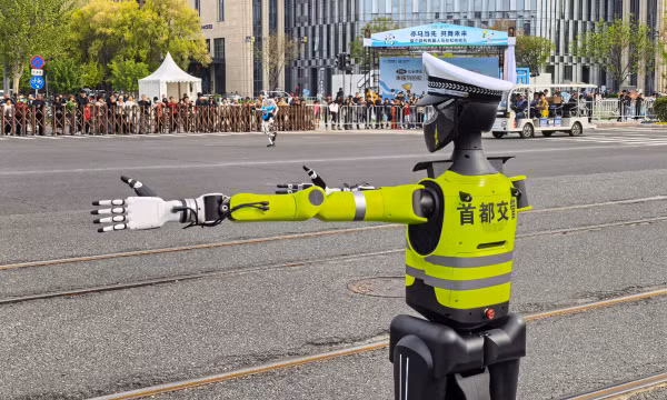 Kinh nghiệm cho Việt Nam từ việc Trung Quốc sử dụng robot cảnh sát giao thông 