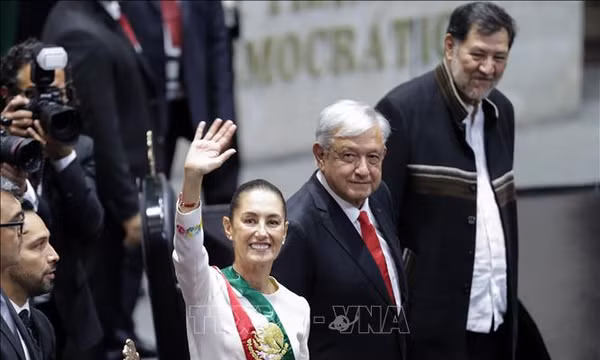 Mexico lần đầu tiên có nữ tổng thống dẫn đầu đoàn diễu binh