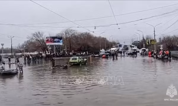 Hình ảnh vệ tinh thành phố Orsk của Nga trước và sau bị tàn phá bởi lũ lụt