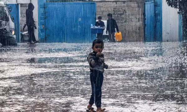 Người Palestine ở Dải Gaza đeo vòng tay nhận dạng để tránh bị chôn trong mộ tập thể