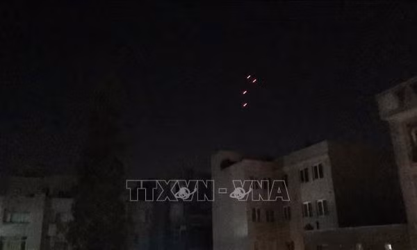 Tên lửa trên bầu trời thủ đô Tehran, Iran sáng 26/10/2024. Ảnh: THX/TTXVN