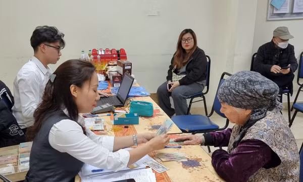 Chi trả lương hưu, trợ cấp cho người hưởng.