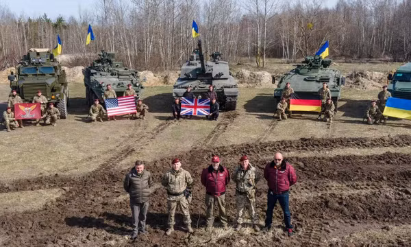Hình ảnh những chiếc xe tăng chủ lực đầu tiên của Anh bàn giao cho Ukraine
